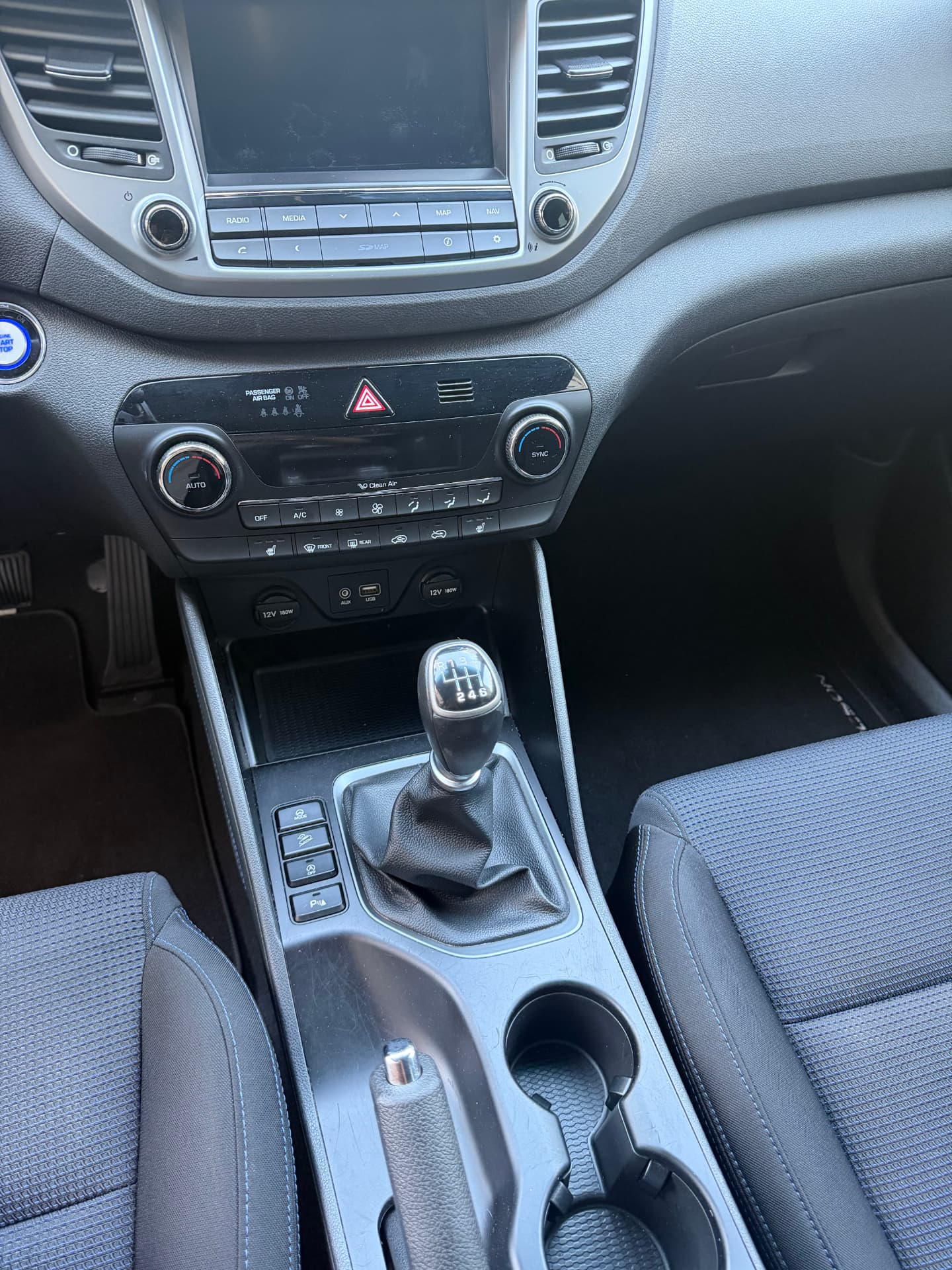 Hyundai Tucson 2016, diesel, cutie manuală, 126.000 km, LI Auto Sales București — consolă centrală