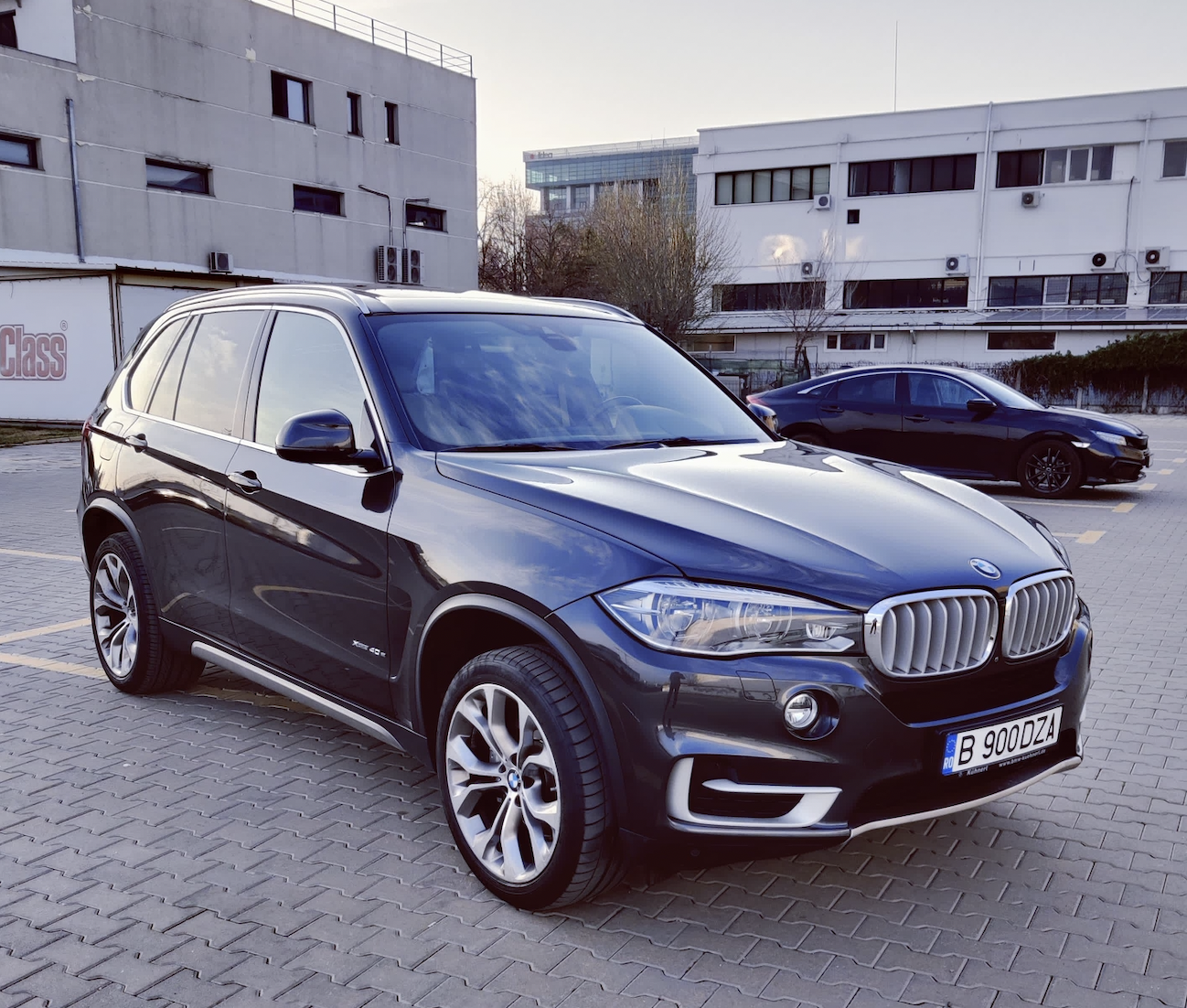 BMW X5 xDrive40e plug-in hybrid 2016, cutie automată, 105.000 km, LI Auto Sales București — lateral