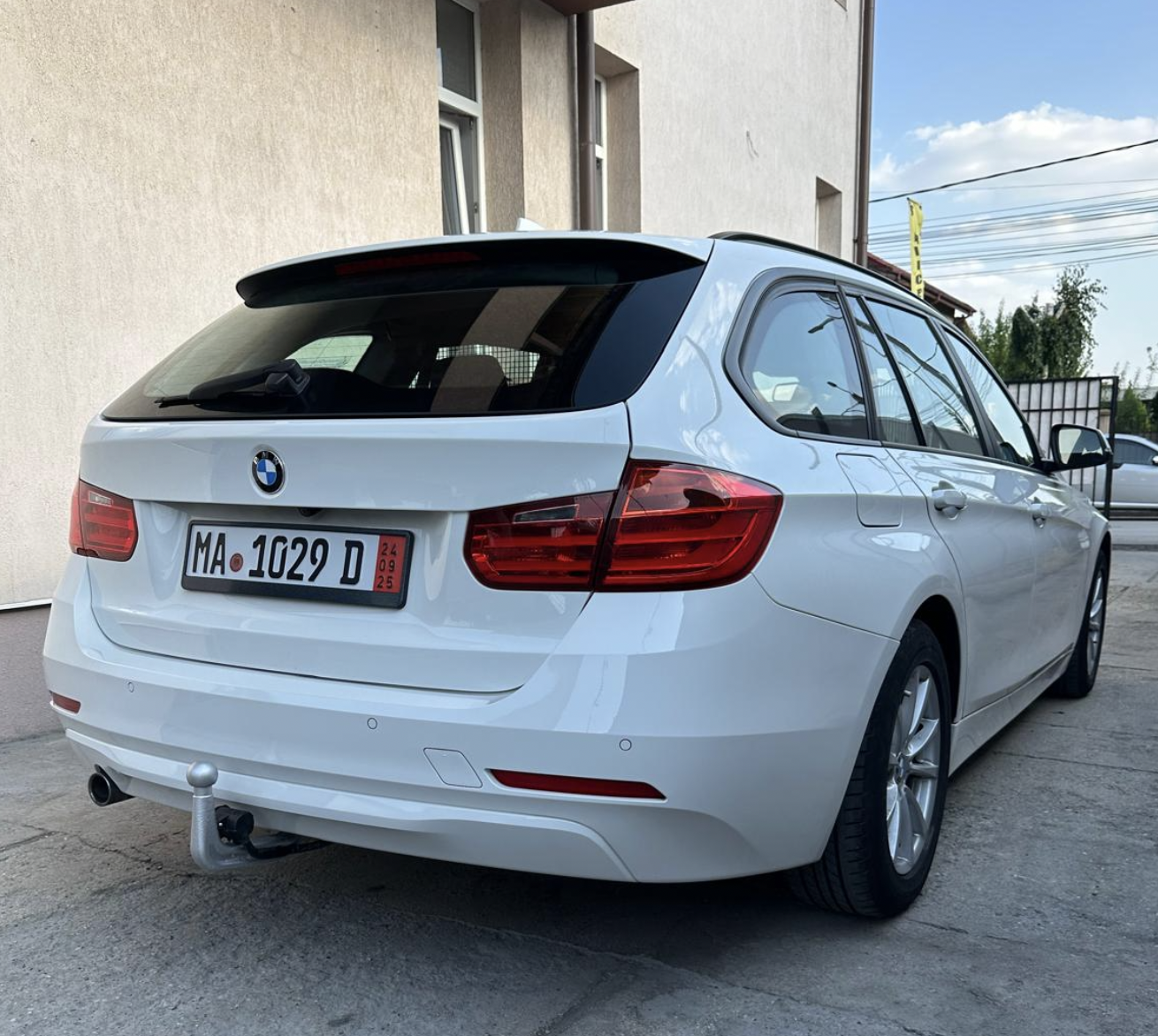 BMW 320d Touring 2014, diesel, cutie automată, 123.000 km, LI Auto Sales București — spate trei sferturi