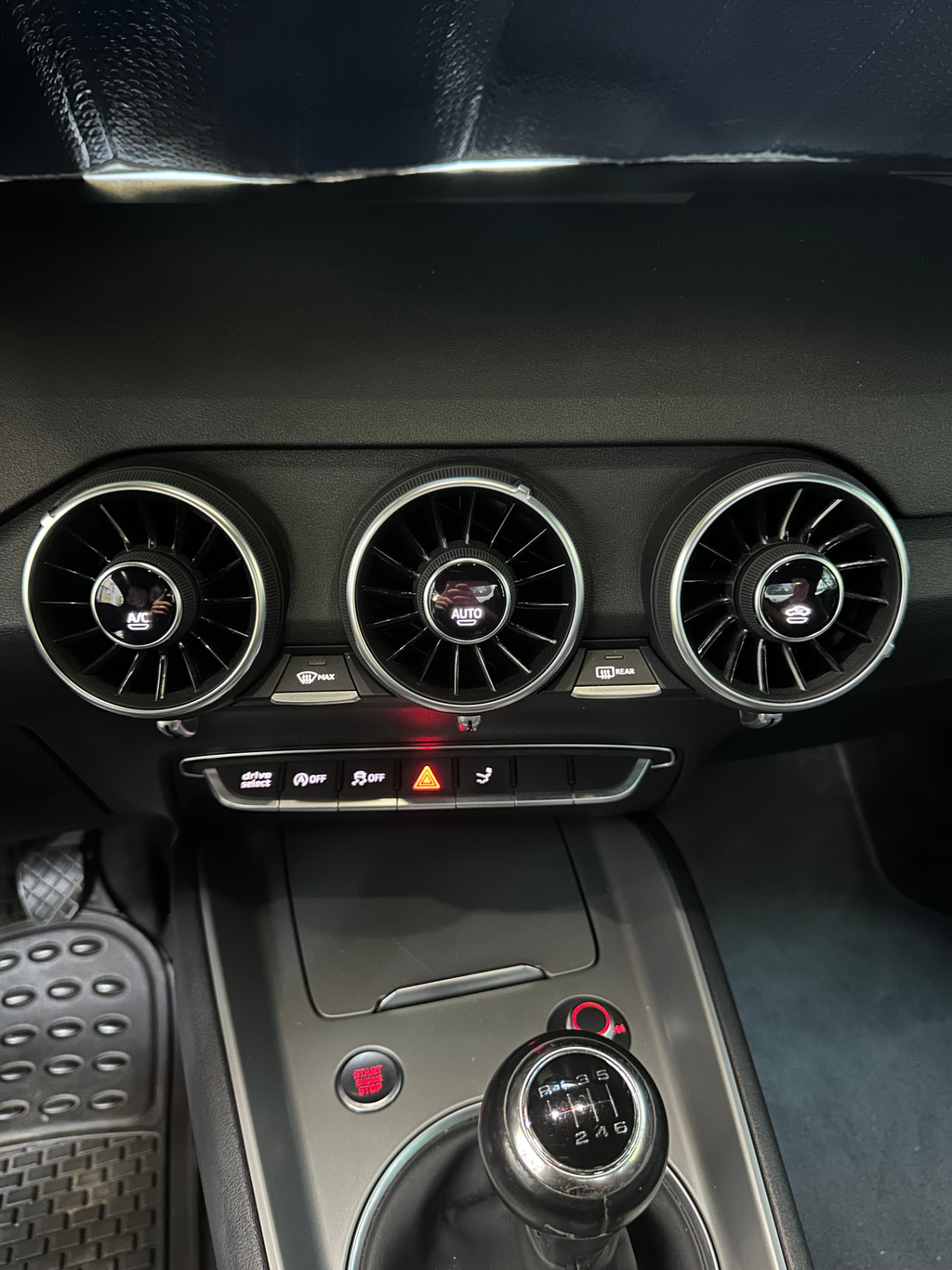 Audi TT Coupé S line 2016, benzină, cutie manuală, 210.000 km, de vânzare în București — consolă centrală